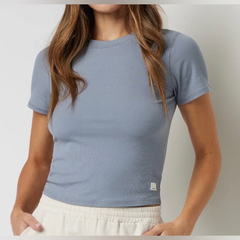 Vuori pose fitted tee Mallorca